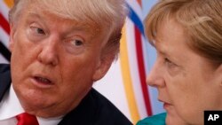 Tổng thống Mỹ Donald Trump (trái) nói chuyện với Thủ tướng Đức Angela Merkel trong một sự kiện tại hội nghị thượng định G-20, ngày 8 tháng 7, 2017, ở Hamburg, Đức.