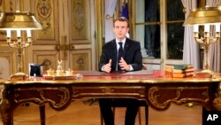 Le président français Emmanuel Macron lors de son discours télévisé pour apaiser la contestation sociale, à l'Elysée, le 10 décembre 2018.