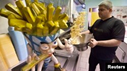 Yucel Bas prepares fries at Bas Frietjes frites stands in Sint Pieters Leeuw, Belgium, Dec. 4, 2014. 