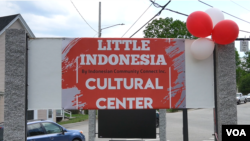 Papan nama “Little Indonesia” terpampang di kota Sommersworth, New Hampshire. (Foto: VOA) 