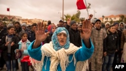 Les Marocains scandent des slogans lors d'une protestation contre la mort de deux frères dans une mine de charbon abandonnée dans la ville de Jerada, au nord-est, à 60 kilomètres au sud-ouest d'Oujda, le 27 décembre 2017.