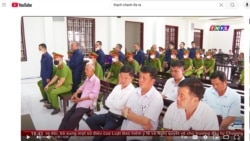 Các nhà sư và phật tử Khmer tại phiên tòa ngày 26/11/2024 ở Vĩnh Long. Photo YouTube THVL.