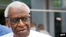 Lamine Diack quitte le tribunal de Paris, France, le 10 juin 2020. 