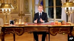 El presidente de Francia, Emmanuel Macron, presenta un discurso especial a la nación en sus primeros comentarios públicos tras cuatro semanas de protestas en todo el país. Palacio del Elíseo, en París, el lunes 10 de diciembre de 2018.