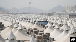 Tiendas de campaña para peregrinos musulmanes llenan el campamento de Mina cuando los peregrinos musulmanes llegan durante la peregrinación anual Hajj, cerca de la ciudad santa de La Meca, Arabia Saudita, el viernes 14 de junio de 2024.