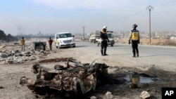 Petugas pertahanan sipil Syrian White Helmet memeriksa area serangan bom mobil yang menewaskan sedikitnya 15 orang dan melukai puluhan orang, di pinggiran kota Manbij, Suriah, Senin, 3 Februari 2025. (Syrian Civil Defense White Helmets via AP)