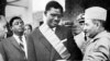 Le roi du Maroc Mohamed V remet le Grand Cordon de l'Ordre du Trône au Premier Ministre du Congo Patrice Lumumba le 8 août 1960 durant sa visite officielle au Maroc. / AFP PHOTO