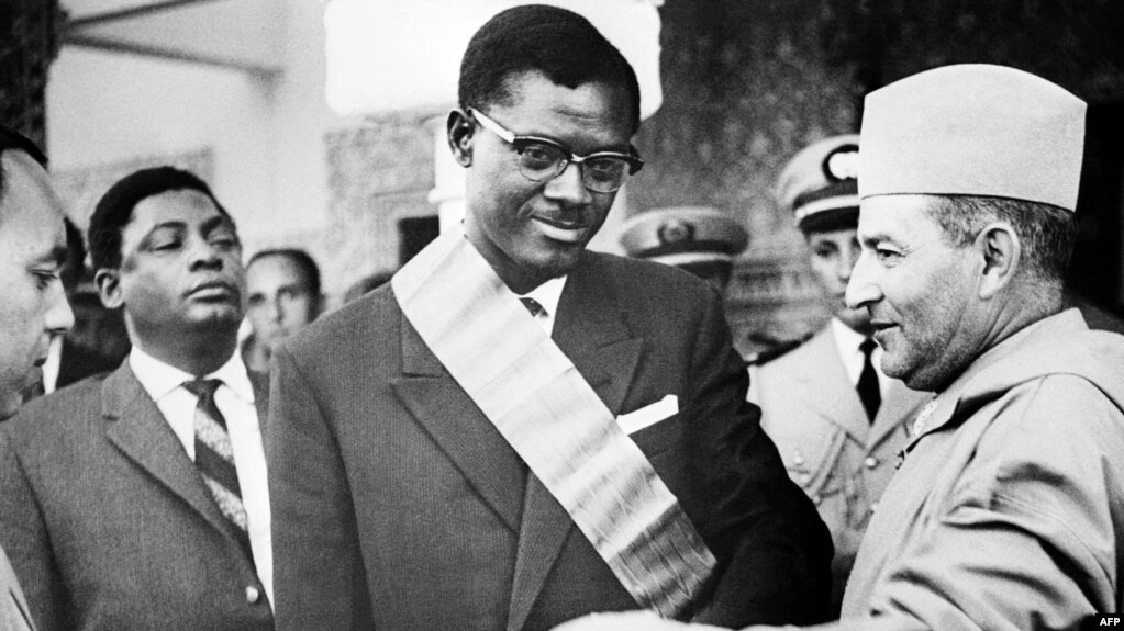 Le roi du Maroc, Mohamed V, remet le Grand Cordon de l'Ordre du Trône au Premier Ministre du Congo Patrice Lumumba durant sa visite officielle au Maroc, le 08 août 1960. 