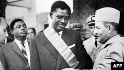 Le roi du Maroc Mohamed V remet le Grand Cordon de l'Ordre du Trône au Premier Ministre du Congo Patrice Lumumba le 8 août 1960 durant sa visite officielle au Maroc. / AFP PHOTO