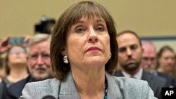 Lois Lerner, pejabat dinas pajak, hadir pada sidang komisi Kongres AS di Washington, namun menolak memberikan jawaban, Rabu (22/5). 