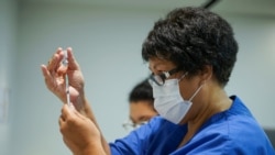 Seorang petugas kesehatan mengisi jarum suntik dengan vaksin COVID-19 Pfizer-BioNTech, untuk disuntikkan kepada para petugas vaksinasi di Auckland, Selandia Baru, 19 Februari 2021.