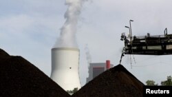 폴란드에 있는 화력발전소 냉각탑 인근에 석탄이 비축돼 있다. (자료사진)