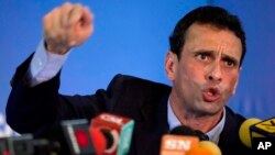 Henrique Capriles habla con la prensa en Caracas. A la crisis, dice, hay que hacerle frente unidos.