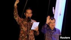 Cawapres Jusuf Kalla (kanan) saat mendampingi Capres Joko "Jokowi" Widodo menyampaikan pidato kemenangan di Sunda Kelapa, Jakarta (22/7).