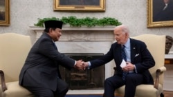 Presiden AS Joe Biden (kanan) menjabat tangan Presiden Prabowo Subianto dalam pertemuan di Gedung Putih, Washington, pada 12 November 2024. (Foto: AP/Ben Curtis)