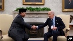 Presiden Amerika Serikat Joe Biden (kanan) menjabat tangan Presiden Prabowo Subianto dalam pertemuan di Gedung Putih, Washington, D.C., 12 November 2024. (Ben Curtis/AP)