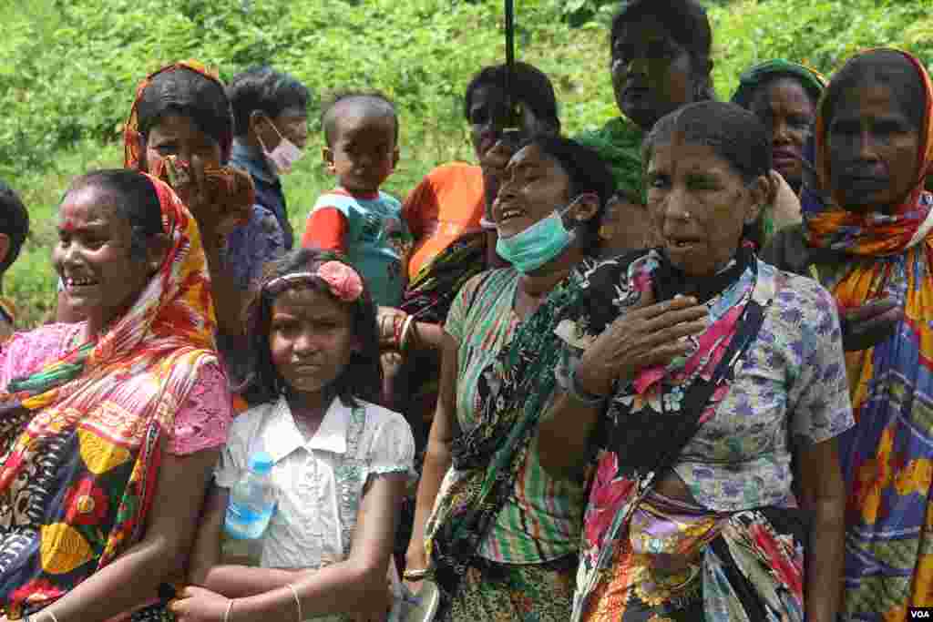 Sekelompok keluarga warga Hindu yang sedang berduka di Negara Bagian Rakhine Utara di Myanmar, 27 September 2017. (Moe Zaw and Sithu Naing/VOA Burmese)