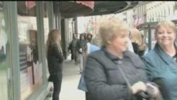 Praznički ukrašeni izlozi robne kuće Macy's
