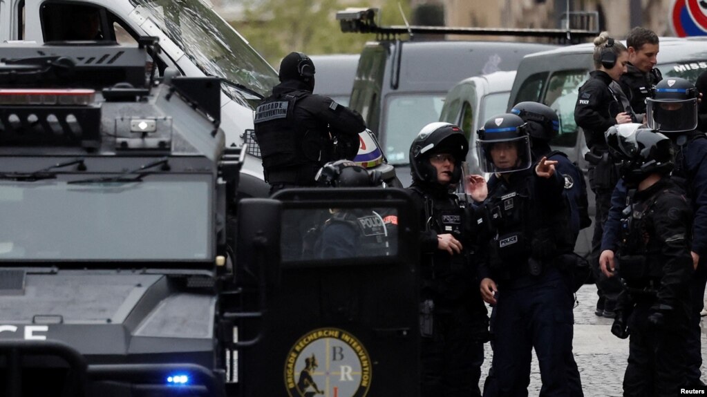 Paris, arrestohet personi që kërcënoi të hedhë vetën në erë në konsullatën e Iranit