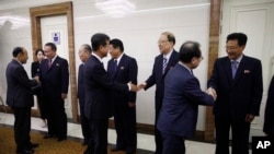 Anggota delegasi Korea Selatan (jajaran depan) disambut setibanya di Bandara Pyongyang, di Pyongyang, Korea Utara, Kamis, 4 Oktober 2018.