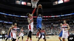 Victor Oladipo (5), alors avec Orlando Magic, contre Kelly Oubre Jr. (12) des Washington Wizards, Washingon, le 1er janvier 2016.