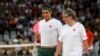 Roger Federer, à gauche et Bill Gates lors d'un match de gala à Cape Town, Afrique du Sud, le 7 février 2020.