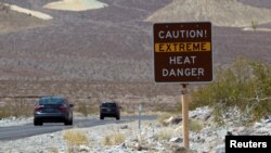 Archivo. Un señal advierte del calor extremo a los turistas que entran al parque nacional Valle Muerto en California. 29 de junio de 2013.