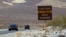 Archivo. Un señal advierte del calor extremo a los turistas que entran al parque nacional Valle Muerto en California. 29 de junio de 2013.