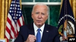 Le président américain Joe Biden s'exprime lors d'un discours à la nation sur sa décision de ne pas se représenter, dans le bureau ovale de la Maison Blanche à Washington, DC, le 24 juillet 2024.