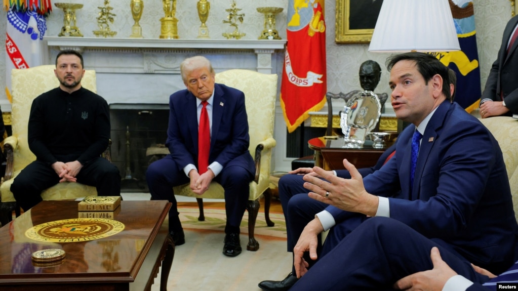 Ngoại trưởng Hoa Kỳ Marco Rubio (phải) trong một cuộc gặp với Tổng thống Ukraine Zelenskyy và ông Trump tại Nhà Trắng. 