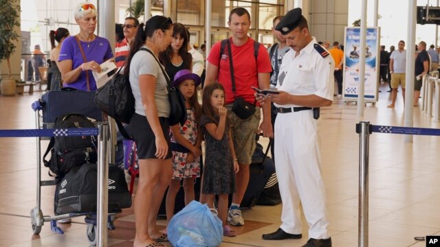 Turistas británicos se alistan para ser evacuados de Sharm el-Sheikh, Egipto, el viernes, 6 de noviembre de 2015.