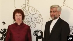 Ketua Kebijakan Uni Eropa Catherine Ashton (kiri) berpose bersama perunding nuklir Iran Saeed Jalili di Baghdad, Iraq (23/5).