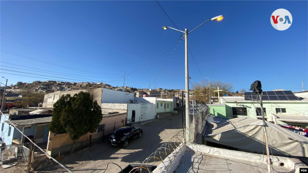 Alambre de p&#250;as rodea este albergue para migrantes en Ciudad Ju&#225;rez. 