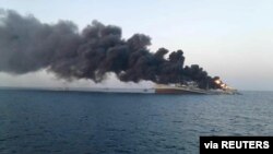 El mayor barco de la marina de guerra iraní es presa de las llamas en Golfo de Omán el 2 de junio de 2021. Poco después se hundió.