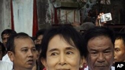 Pro-democracy leader Aung San Suu Kyi leaves her National League for Democracy party's headquarters in Rangoon (file photo)
