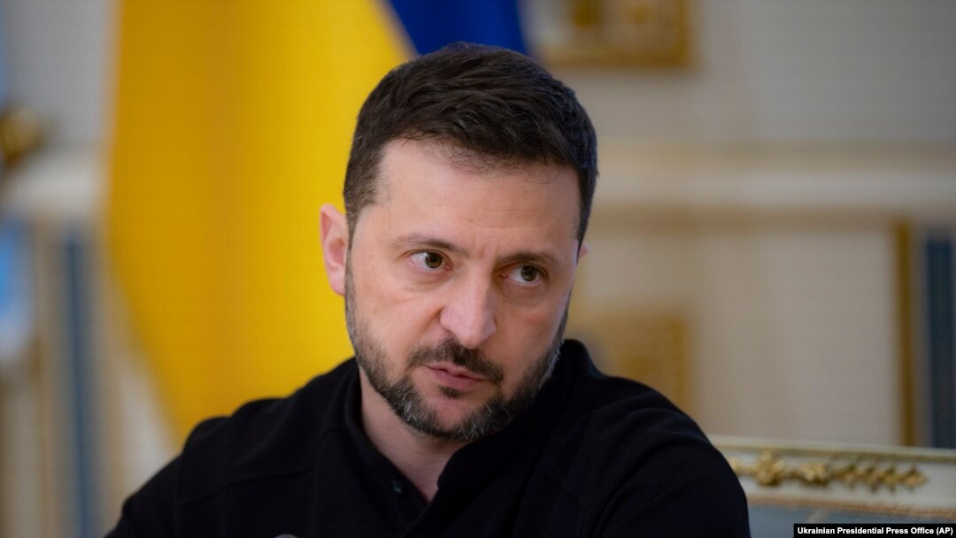 Predsednik Volodimir Zelenski razgovara sa ukrajinskim novinarima u Kijevu, Ukrajina, 21. oktobar, 2024. (Foto: AP/Predsednička kancelarija)