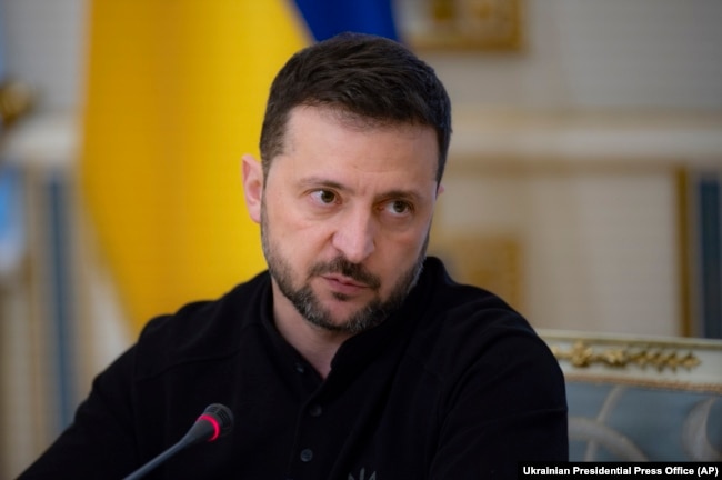 Presiden Ukraina Volodymyr Zelenskyy berbicara dengan jurnalis Ukraina di Kyiv, Ukraina, 21 Oktober 2024. (Foto: Ukrainian Presidential Press Office via AP)