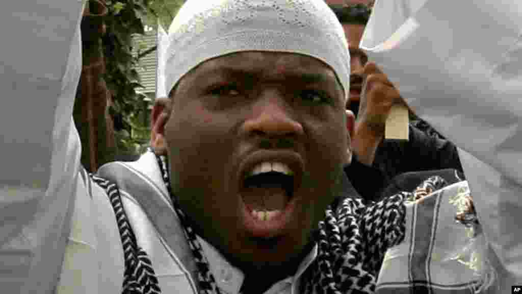 London murder suspect, Michael Adebolajo, shouts slogans at a 2007 protest march. (file photo)