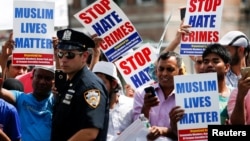 Warga New York melakukan unjuk rasa agar Kejahatan Kebencian terhadap Minoritas dihentikan saat pemakaman Imam Maulama Akonjee dan Thara Uddin yang ditembak tewas di Queens, New York 15 Agustus lalu (foto: ilustrasi).