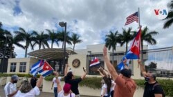 Cubanos muestran su solidaridad con sus coterráneos en la isla desde varios puntos de San José, capital de Costa Rica, el 15 de noviembre de 2021. En la foto, frente a embajada de EE. UU. en la nación tica. [Foto: VOA/Armando Gómez]