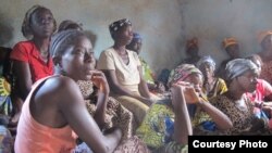 Para perempuan di desa Boukoloma, Guinea menerima penyuluhan mengenai Ebola (foto: dok). FAO mengkhawatirkan ancaman ebole terhadap pasokan pangan di Afrika barat.