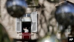 El papa Francisco saludo a los feligreses que participaron en la oración del Angelus al medio día desde su ventana en la plaza de San Pedro, en el Vaticano, el 23 de diciembre del 2018