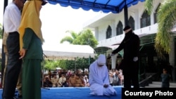 Hukuman cambuk terhadap salah seorang dari lima orang yang diduga melakukan perbuatan asusila di Banda Aceh, 29 Oktober 2018. (Courtesy: Radio Antero Bd. Aceh).