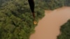 Helikopter MI-8MTV-1 dari Badan Nasional Penanggulangan Bencana (BNPB) membawa air untuk dibuang di hutan gambut yang terbakar di Kabupaten Pulang Pisau dekat Palangka Raya, Provinsi Kalimantan Tengah, 19 September 2019. (Foto: REUTERS/Willy Kurniawan)