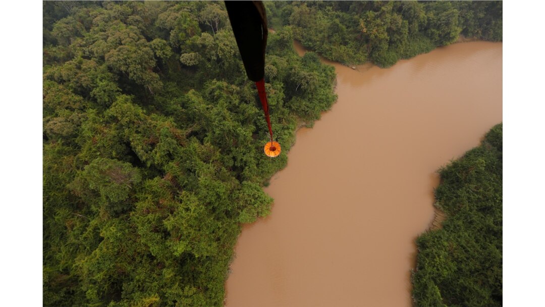 Helikopter MI-8MTV-1 dari Badan Nasional Penanggulangan Bencana (BNPB) membawa air untuk dibuang di hutan gambut yang terbakar di Kabupaten Pulang Pisau dekat Palangka Raya, Provinsi Kalimantan Tengah, 19 September 2019. (Foto: REUTERS/Willy Kurniawan)