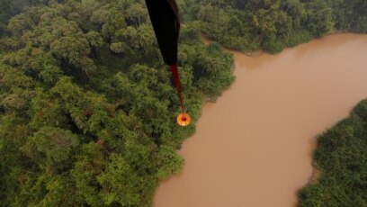 Helikopter MI-8MTV-1 dari Badan Nasional Penanggulangan Bencana (BNPB) membawa air untuk dibuang di hutan gambut yang terbakar di Kabupaten Pulang Pisau dekat Palangka Raya, Provinsi Kalimantan Tengah, 19 September 2019. (Foto: REUTERS/Willy Kurniawan)