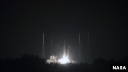 Roket kargo SpaceX Falcon 9 membawa pesawat luar angkasa Dragon yang berisi perlengkapan sains dan kargo diluncurkan dari Stasiun Angkatan Udara Cape Canaveral, Florida, 21 September 2014.