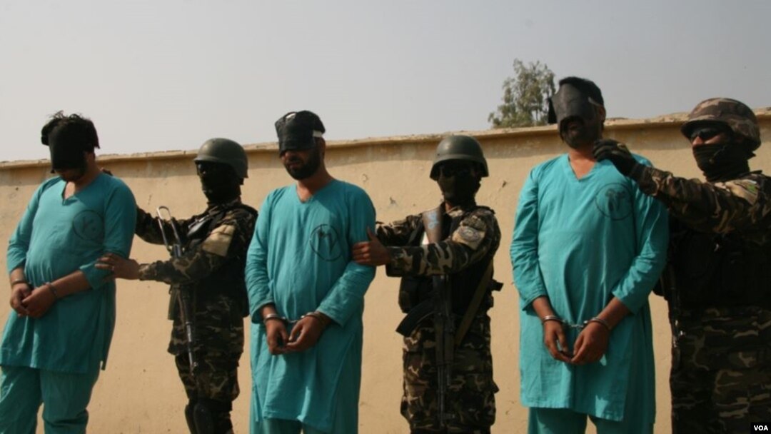 ننګرهار کې نیول شوي ځان وژونکي خبریالانو ته ښودل کیږي