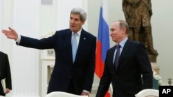 El secretario de Estado de EE.UU., John Kerry (izquierda), se reunió con el presidente ruso, Vladimir Putin, en el Kremlin el martes, 15 de diciembre de 2015.