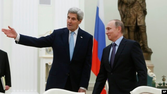 El secretario de Estado de EE.UU., John Kerry (izquierda), se reunió con el presidente ruso, Vladimir Putin, en el Kremlin el martes, 15 de diciembre de 2015.